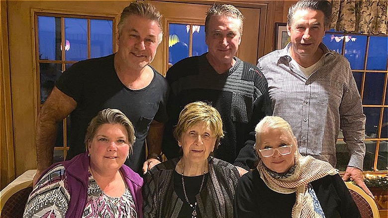 Alec Baldwin, Billy Baldwin, Daniel Baldwin, Elilzabeth Baldwin Keuchleran d Jane Baldwin Sasso posant avec leur mère Carol Baldwin