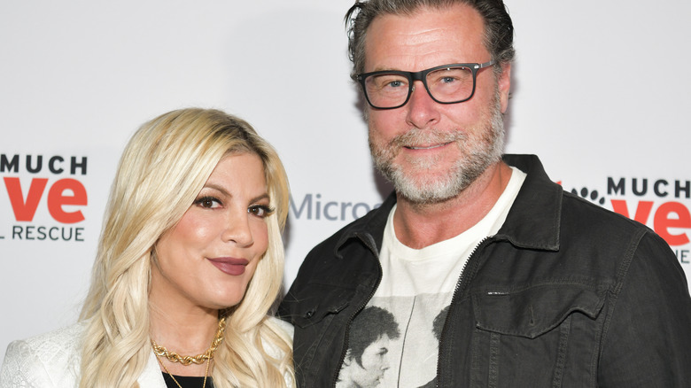 Dean McDermott et Tori Spelling souriant pour les caméras lors d'un événement 