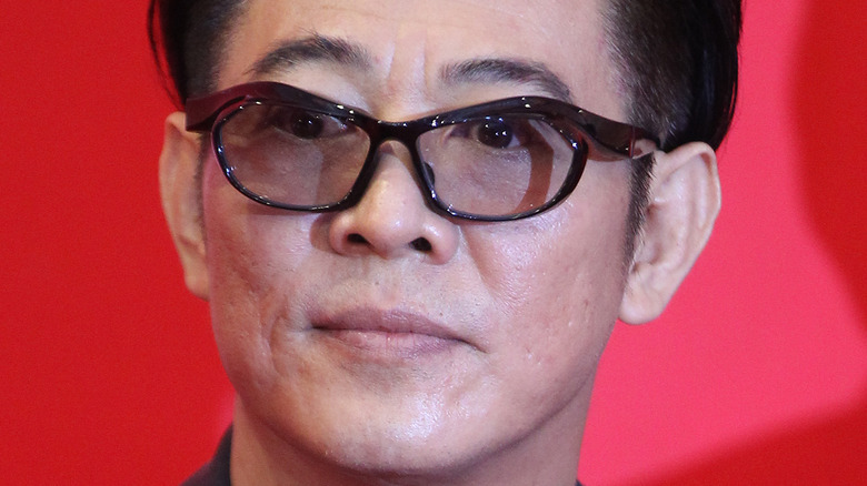 Jet Li porte des lunettes