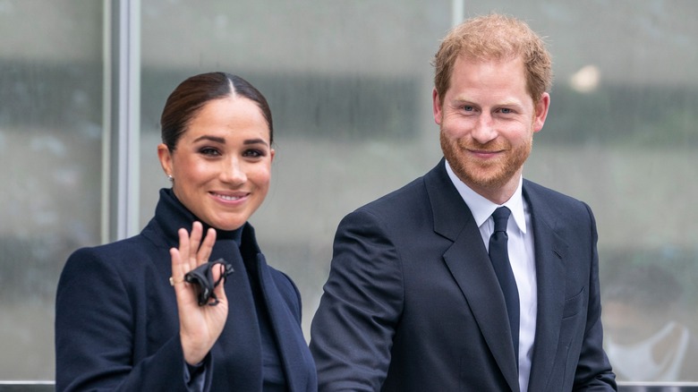 Meghan Markle et le prince Harry sourient 