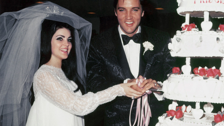 Priscilla et Elvis Presley coupent le gâteau de mariage