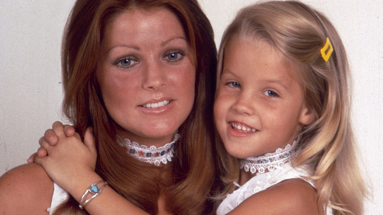 Priscilla Presley et Lisa Marie se faisant un câlin en 1973