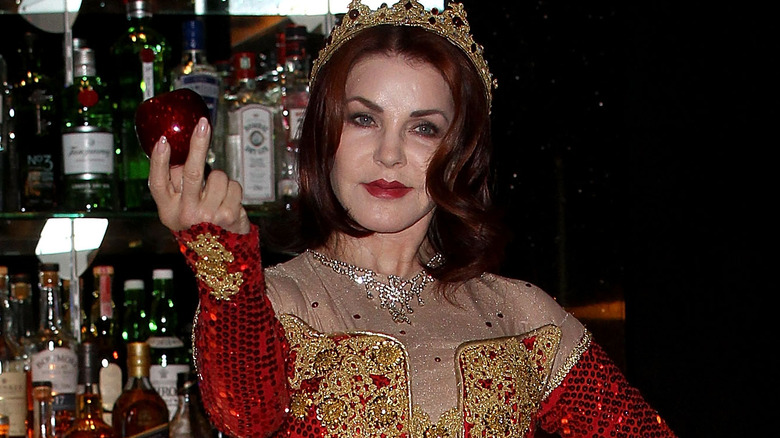 Priscilla Presley comme la méchante reine