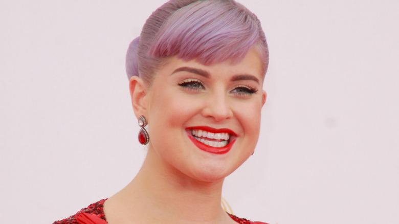 Kelly Osbourne souriante