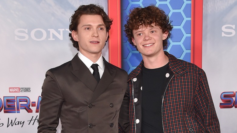 Tom Holland et Harry Holland souriant et posant