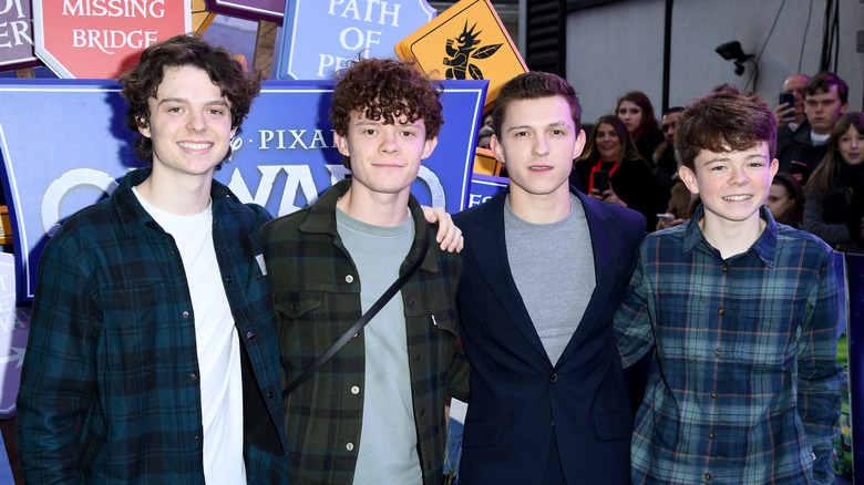 Sam holland, harry holland, tom holland et paddy holland souriant