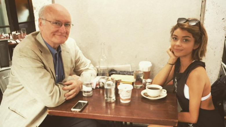 Sarah Hyland et son père assis à table