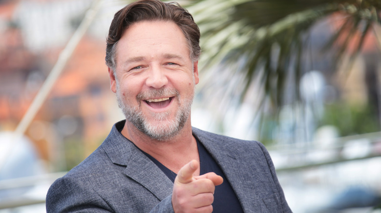 Russell Crowe pointe du doigt Cannes