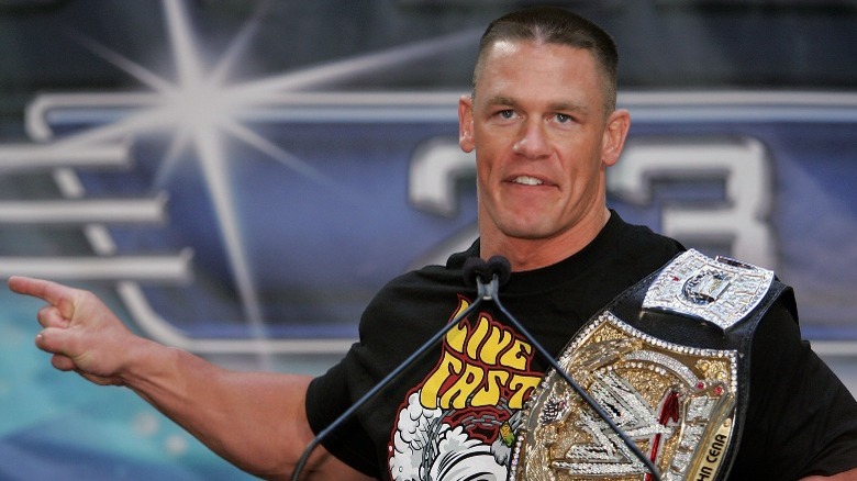 John Cena tenant une ceinture spinner