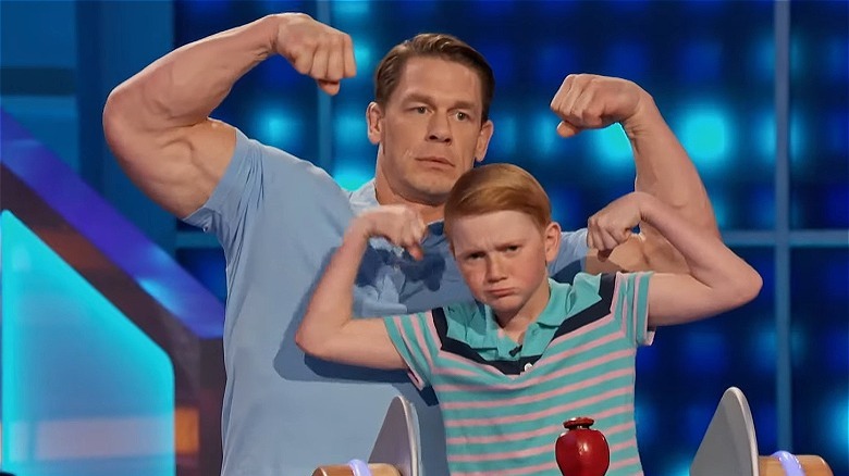 John Cena fléchit avec un élève de cinquième