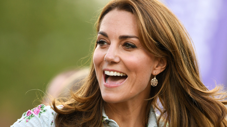 Kate Middleton sourit