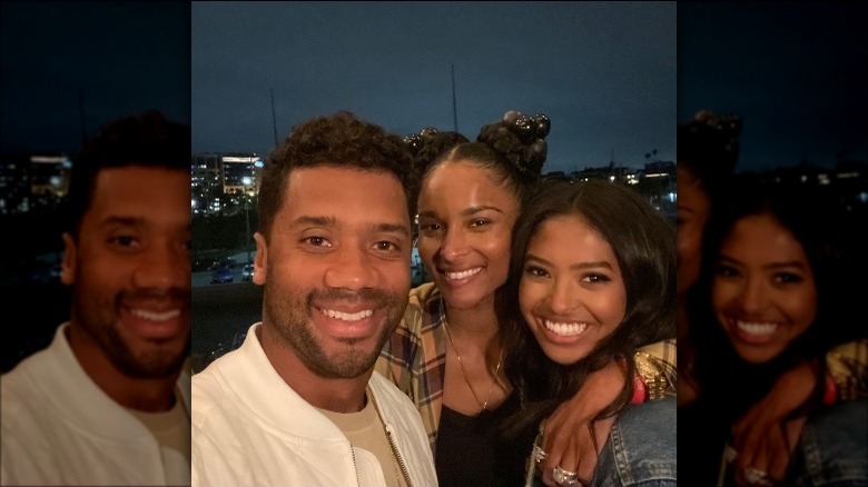 Russell Wilson prenant un selfie avec Natalia Bryant et Ciara