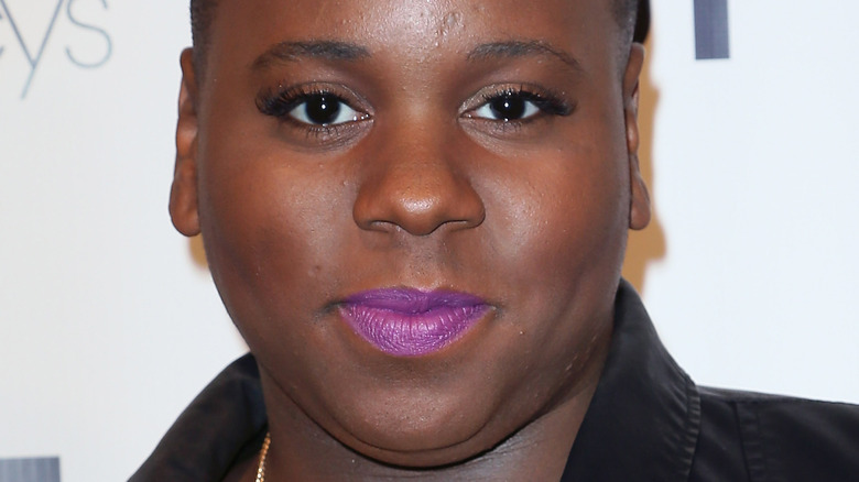 Alex Newell rouge à lèvres violet