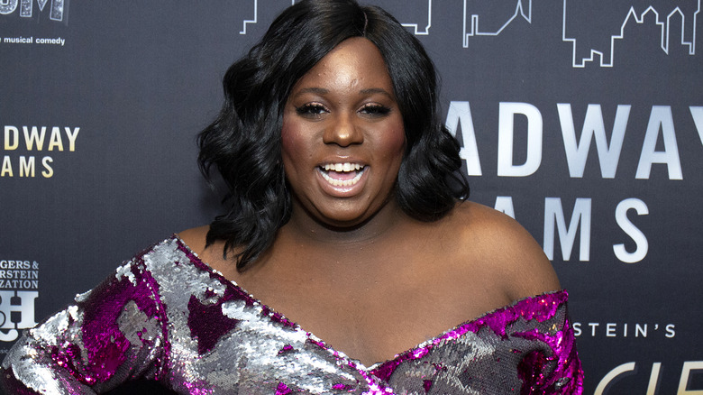 Alex Newell en robe violette