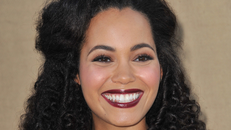 Madeleine Mantock souriante