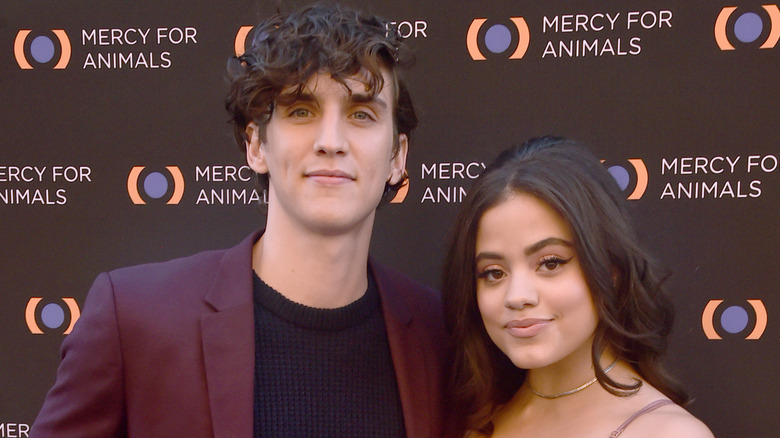 Nick Hargrove et Sarah Jeffery posent