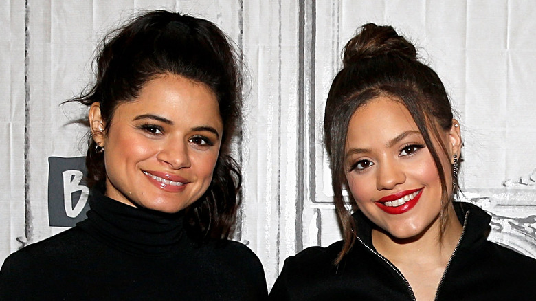 Melonie Diaz et Sarah Jeffery souriantes