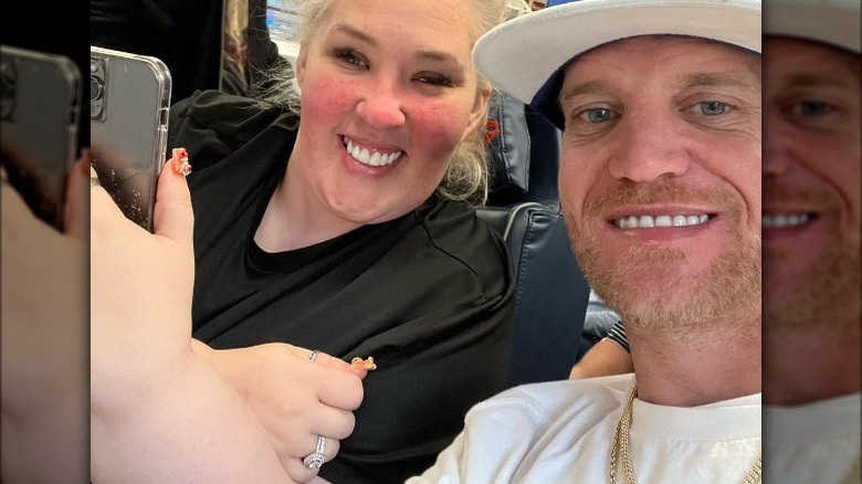 Justin Stroud et Mama June Shannon exhibant une bague 