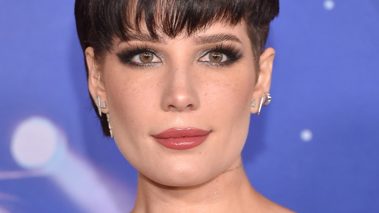 Halsey révèle des problèmes de santé effrayants suite à des hospitalisations