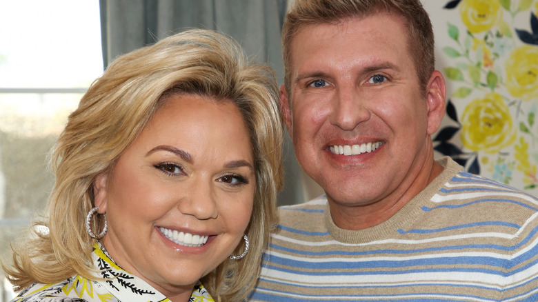 Julie et Todd Chrisley ont un message pour Grayson alors qu’ils se rendent au tribunal