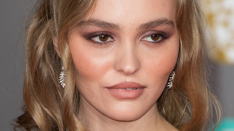 Pourquoi Lily-Rose Depp n’aime pas être sous les projecteurs