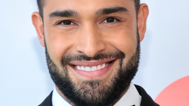 Sam Asghari montre comment il met Britney Spears au-dessus de sa carrière