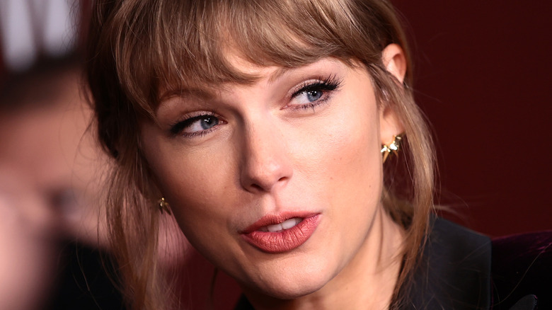 Taylor Swift arbore un look que nous n’avons jamais vu d’elle auparavant