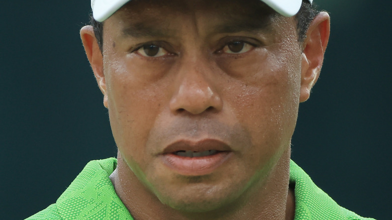 Tiger Woods fait parler les gens avec un autre moment de micro chaud