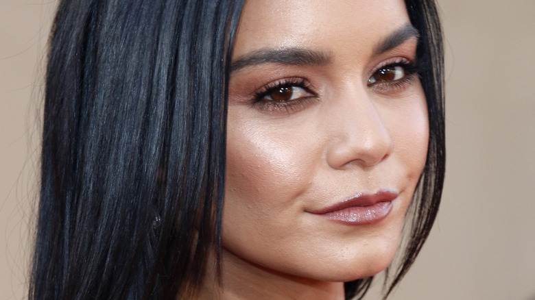 Vanessa Hudgens prouve que sa carrière est rouge chaud