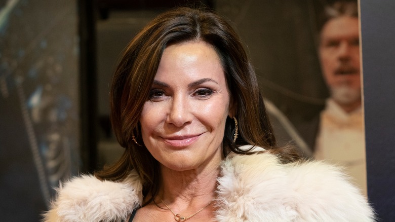 LuAnn de Lesseps souriante dans un châle de fourrure