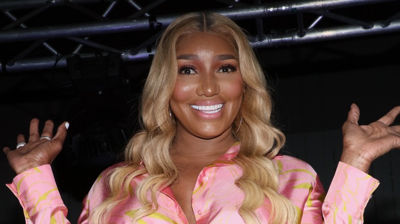 Nene Leakes souriant sur une scène avec ses mains en l'air