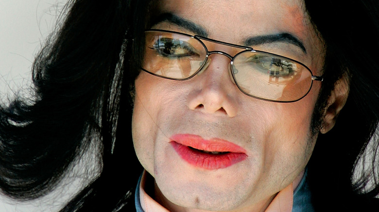 Michael Jackson porte des lunettes et du rouge à lèvres