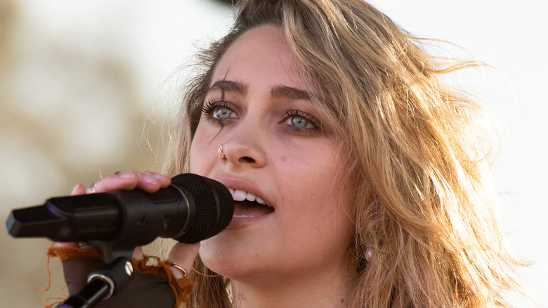 Paris Jackson chante dans le micro