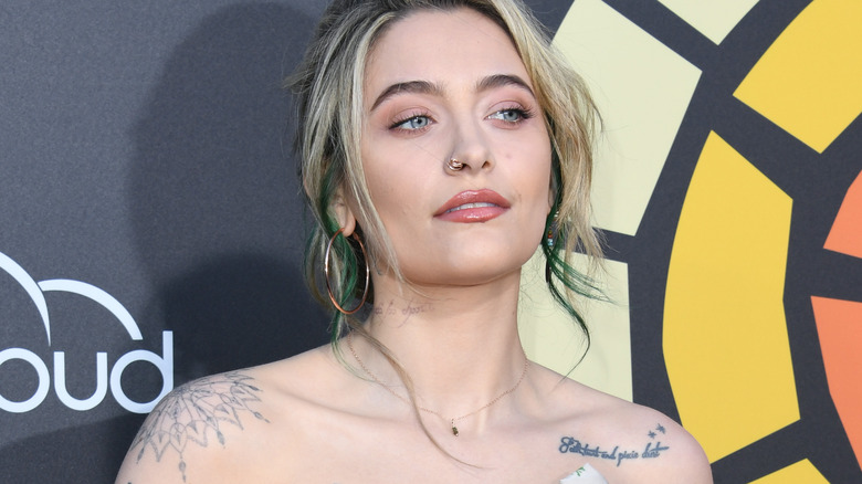 Paris Jackson regarde contre le mur des médias