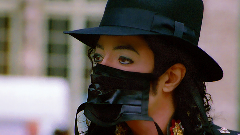 Michael Jackson avec masque noir et chapeau