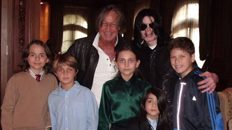 Michael Jackson et ses enfants posant avec la famille Hadid