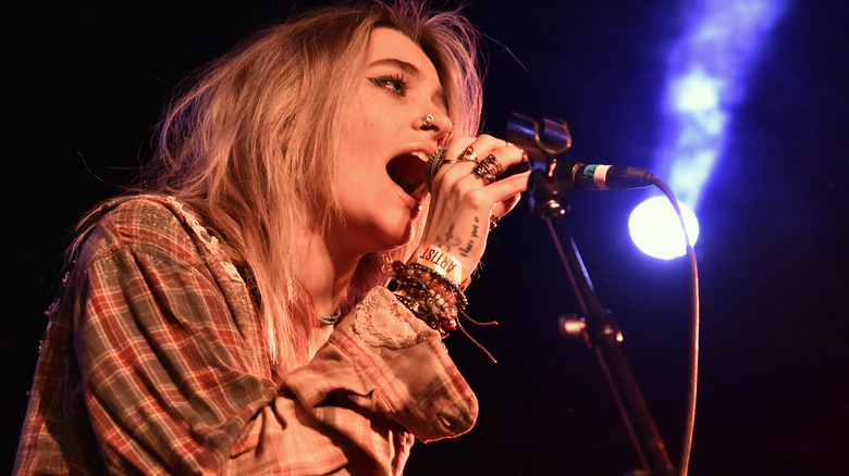 Paris Jackson chante dans le micro