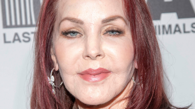 Priscilla Presley porte des boucles d'oreilles en argent