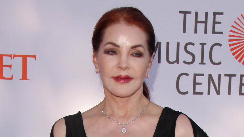 Priscilla Presley porte un collier en argent