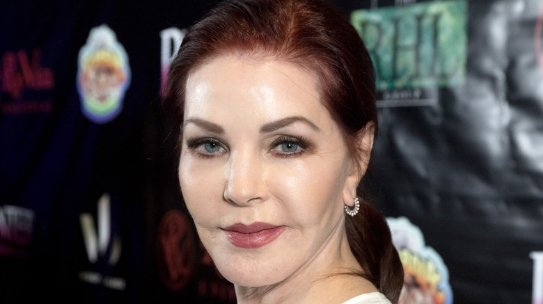 Priscilla Presley sourit