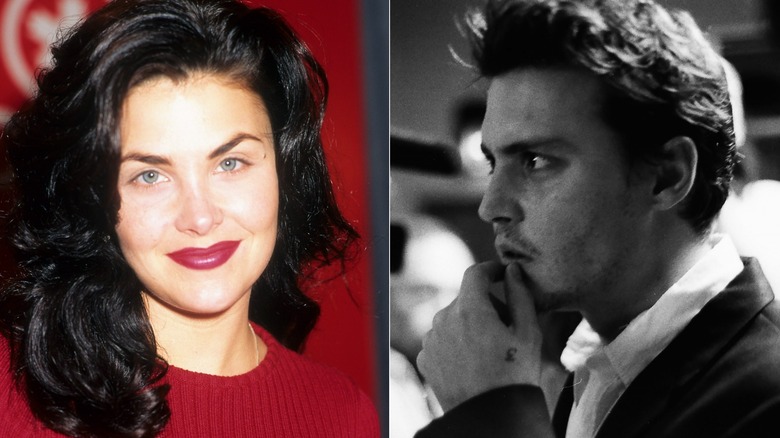 Sherilyn Fenn posant, Johnny Depp avec la main sur le menton