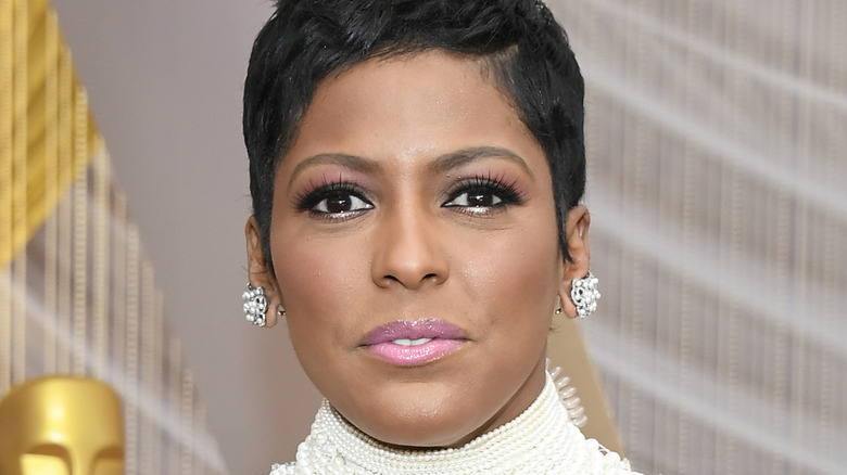 Tamron Hall posant