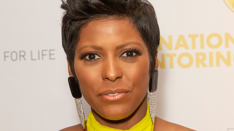 Tamron Hall portant de longues boucles d'oreilles en diamant, posant