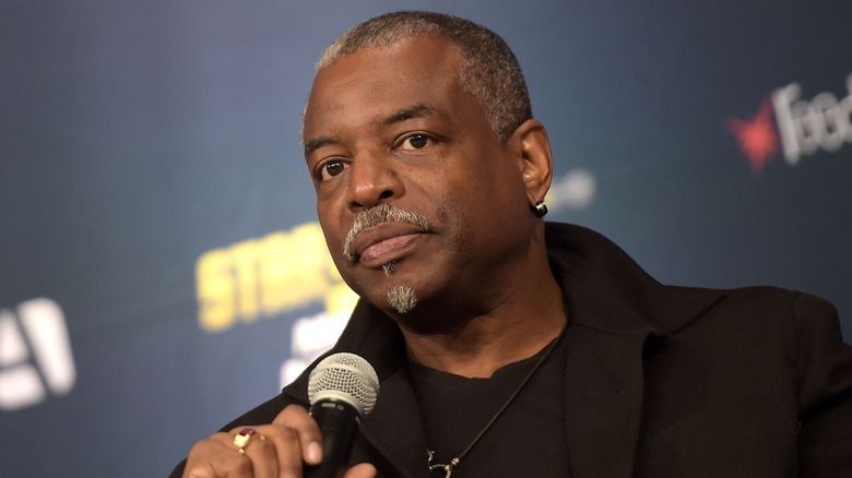 LeVar Burton posant