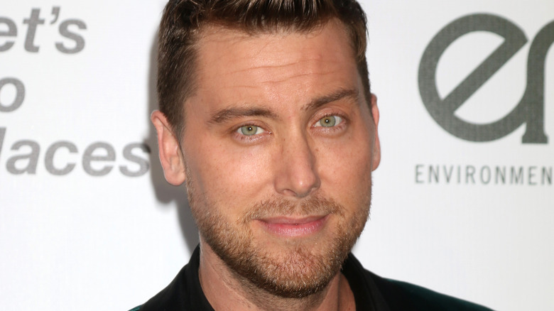 Lance Bass pose dans une veste en velours vert