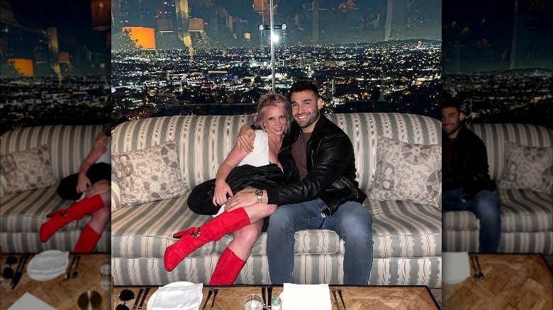 Sam Asghari et Britney Spears sur le canapé