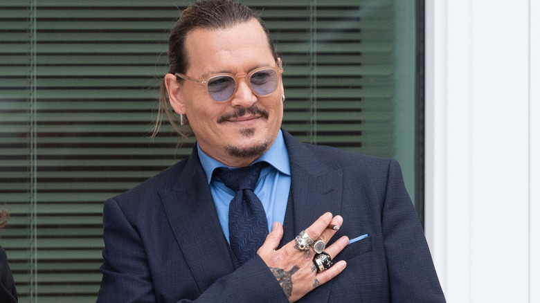 ohnny Depp fait des gestes aux fans pendant une pause devant le tribunal pendant le procès civil de Johnny Depp et Amber Heard