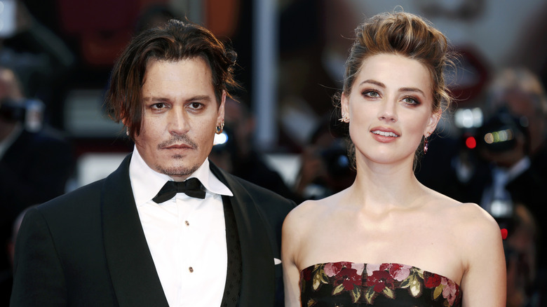 Amber Heard et Johnny Depp posent 