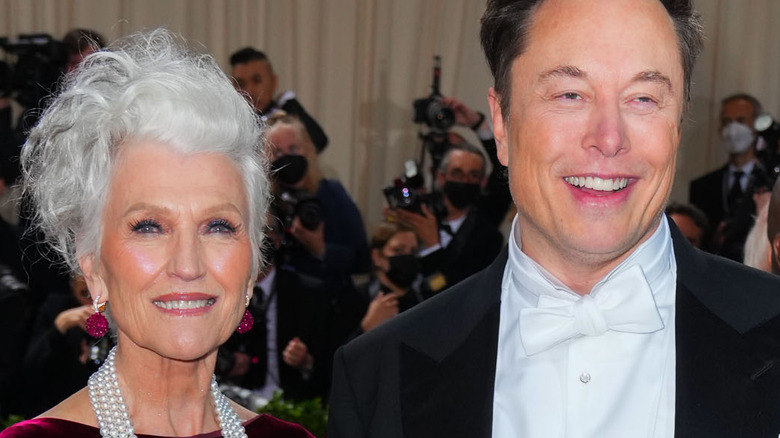 Maye Musk et Elon Musk lors d'un événement 