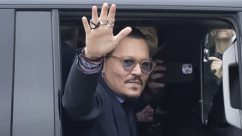 ohnny Depp fait signe aux fans pendant une pause devant le tribunal 